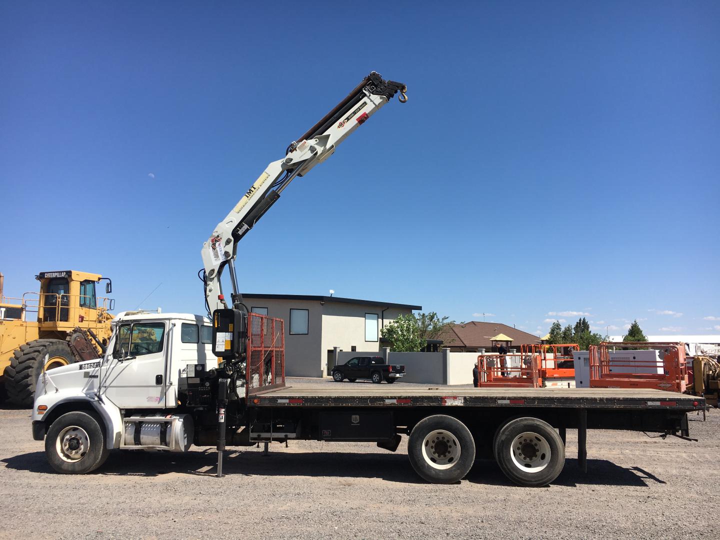 CAMION FREIGHTLINER F112  CON GRUA IMT 16900-24